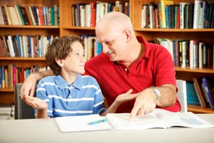  Kind, das dazu beigetragen, von Vater zu lesen