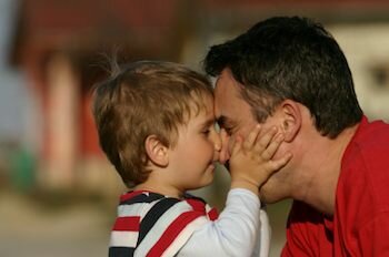  Vater und Sohn spielen