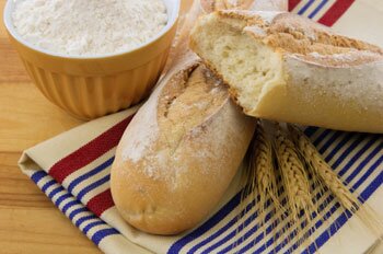  Baguette sitzt auf Leinentuch