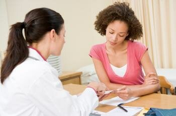  Ärztin im Gespräch mit einer Patientin