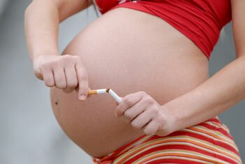  Schwangere Dame Zigarette bricht in Halb