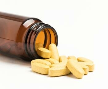 Multivitamine Verschütten aus einer Flasche.
