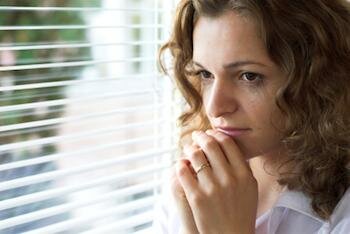  Lady schaut aus einem Fenster