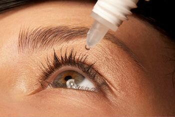  Lady Putting Augentropfen in
