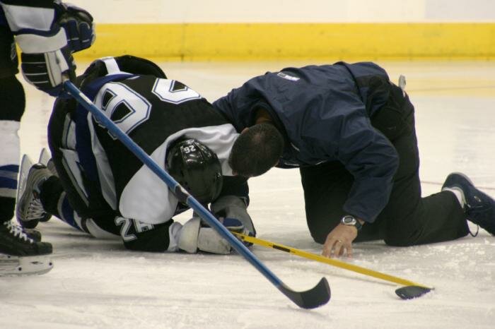  verletzten Eishockeyspieler