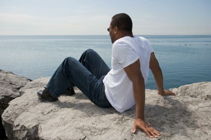  Man sitzt in der Sonne