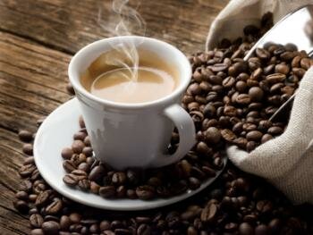  Tasse Kaffee und Bohnen