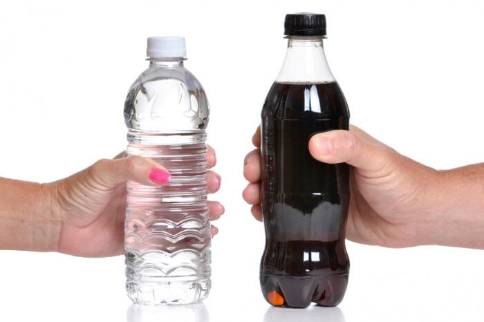  Mineralwasser und eine Flasche Cola