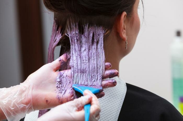  Friseur Haarfärbung einer Frau mit Farbstoff