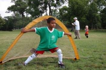  Kinder spielen Fußball