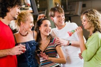  Freunde auf der Party