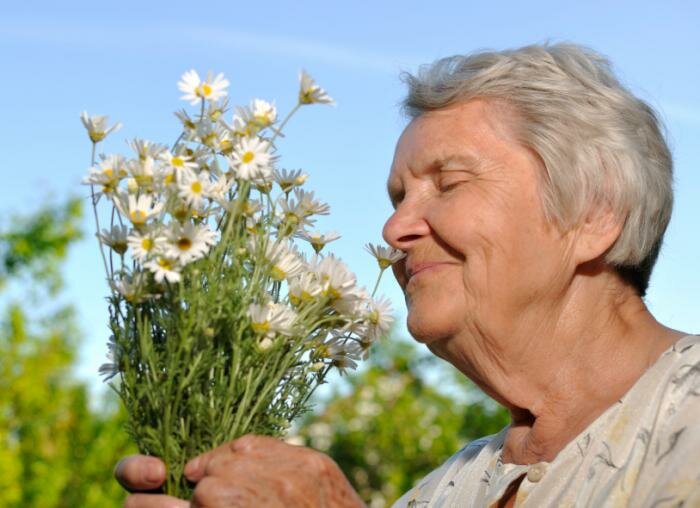  Frau riechenden Blumen