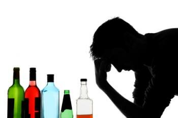  Mann mit Flaschen Alkohol