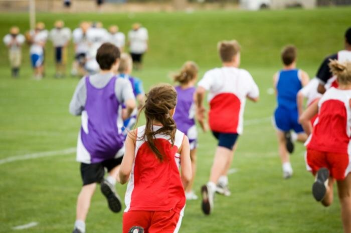 Kinder laufen Rennen