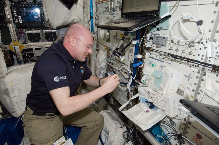 Andre Kuipers bereitet Fläschchen im Columbus-Labor der Internationalen Raumstation