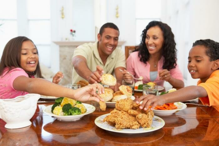  Familie beim Abendessen