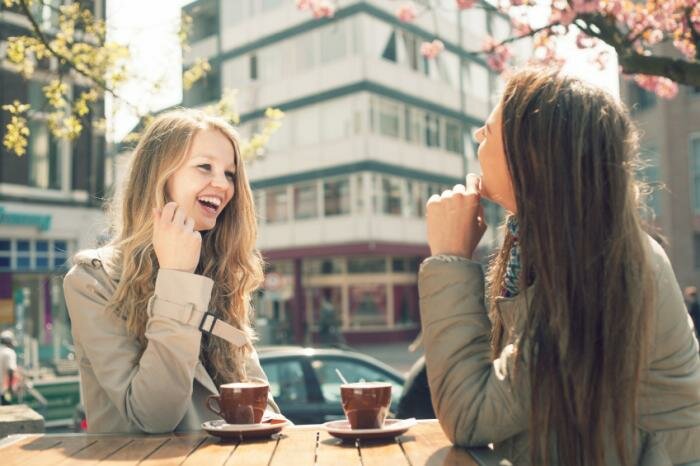  Freunden über Kaffee plaudern