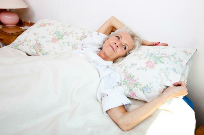  ältere Dame im Bett