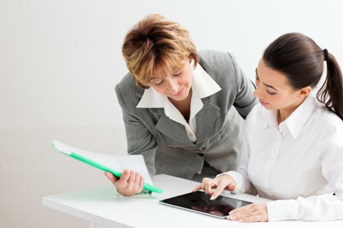  Geschäftsfrauen, die ein ipad