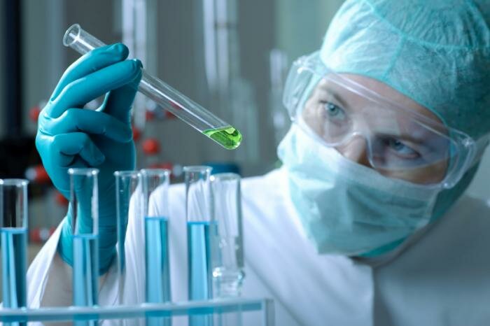  Wissenschaftler und Reagenzgläsern