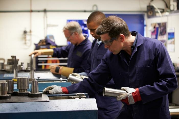  Männer, die in der Maschinenfabrik
