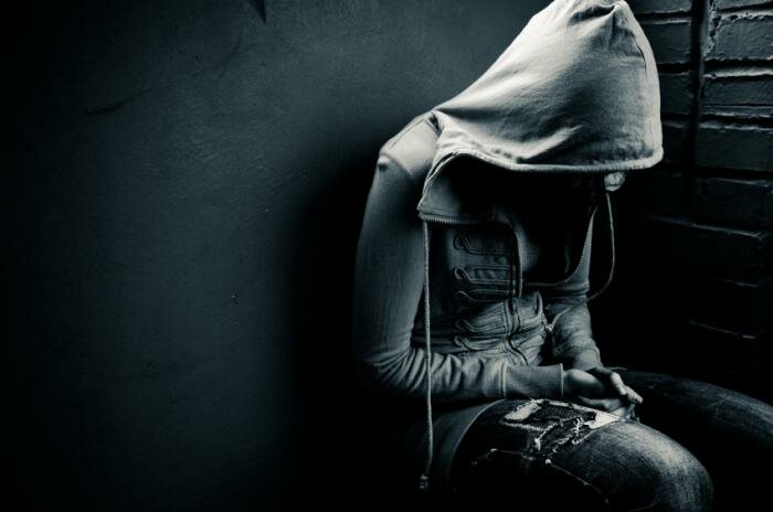  Teenager mit Kapuze zog über den Kopf