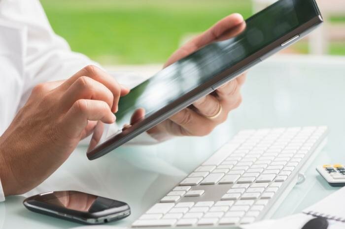  Mann mit einem Handy Tablet und Computer
