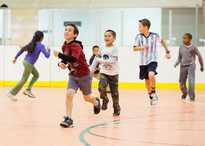  Kinder , die an FitKids Programm