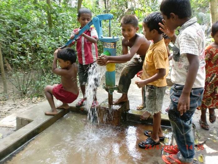  Kinder in einem Dorf Bangladesch probieren Sie das Trinkwasser