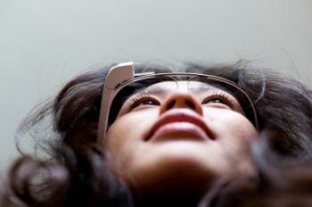  Dame mit google Glas