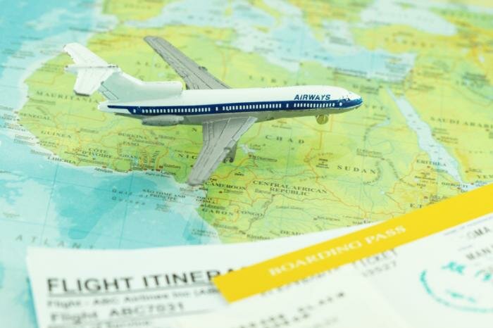 Modellflugzeug und Karte von Westafrika