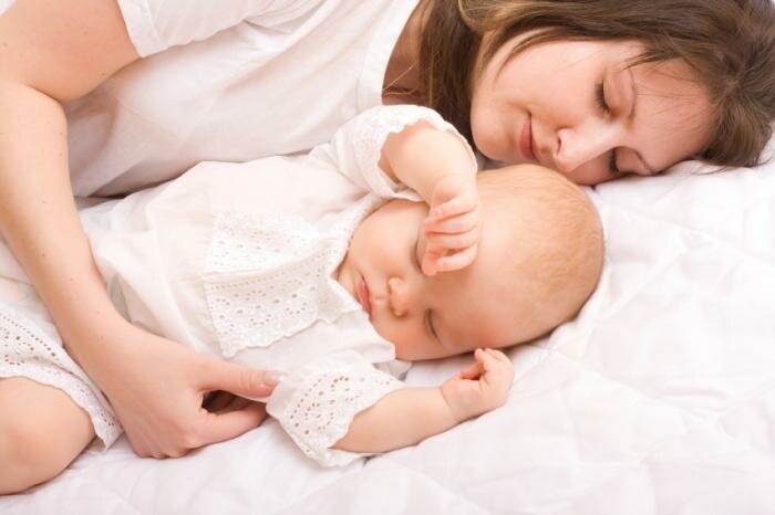  Mutter schlafen auf mit Baby ned