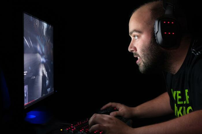  Mann spielen Videospiele