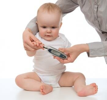  Ein Baby , die ihre Blutzuckerwerte getestet