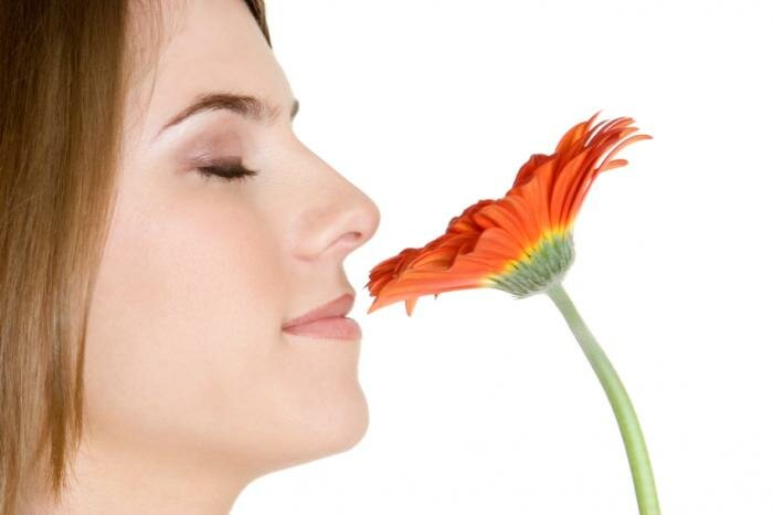  Frau riechende Blume